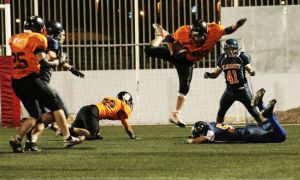 Gladiadores (azul) y Felinos (naranja) se enfrentarán por el título del IV Bowl Nacional.