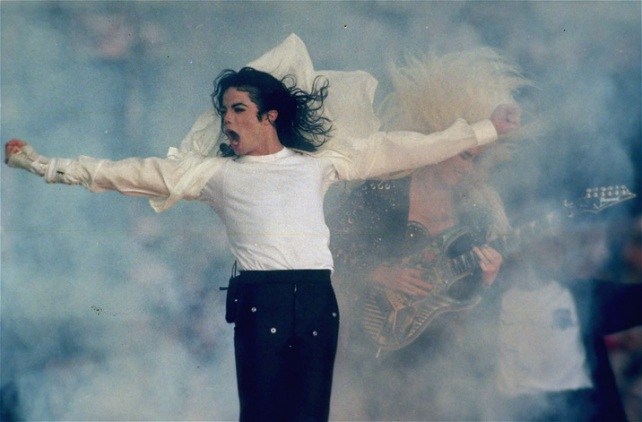El año que los ratings saltaron con la actuación de Michael Jackson. Cantó cinco canciones, incluida "We Are The World" con un coro de niños.
